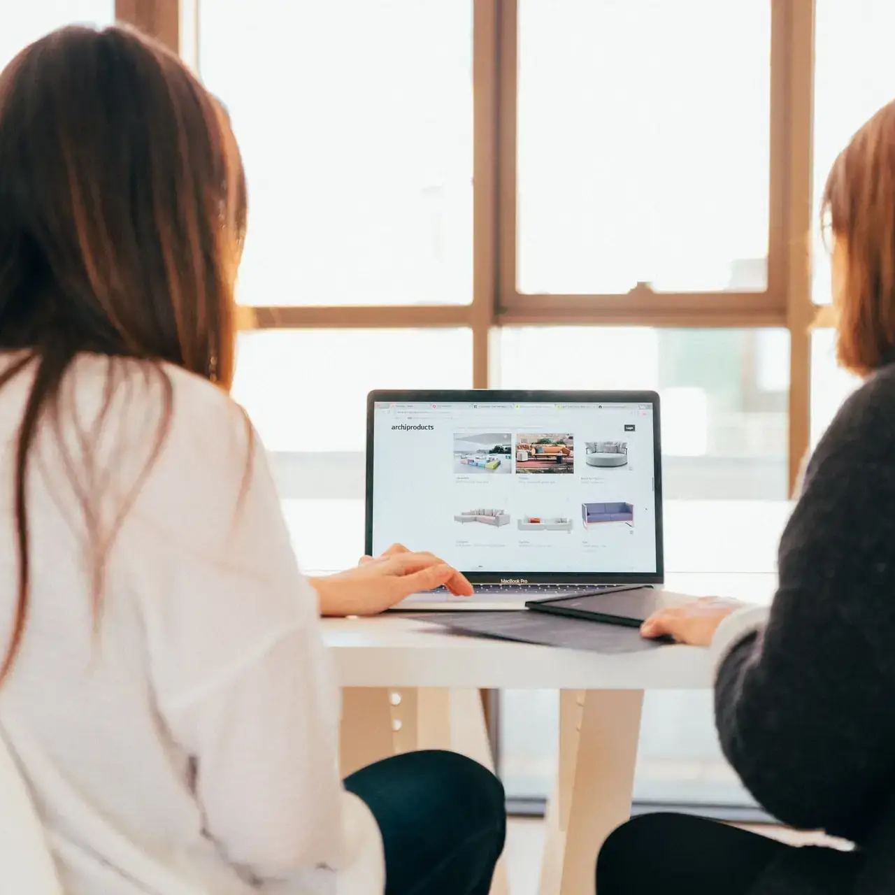 A person pointing at a website ranking on a search engine results page, emphasizing the importance of domain authority