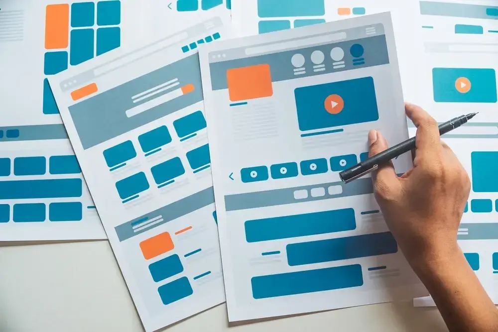 A person at a computer checking off boxes on a digital checklist for Google Ads landing page optimization